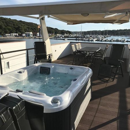 Floating House Varoni Πούλα Εξωτερικό φωτογραφία