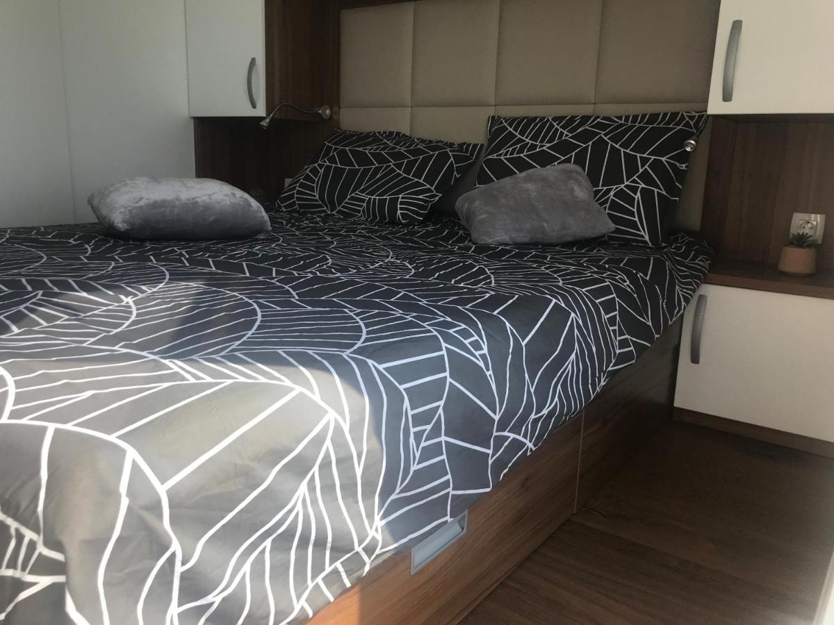 Floating House Varoni Πούλα Εξωτερικό φωτογραφία
