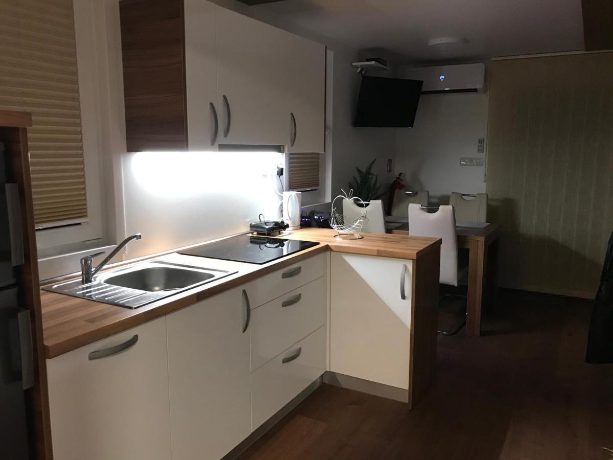 Floating House Varoni Πούλα Εξωτερικό φωτογραφία