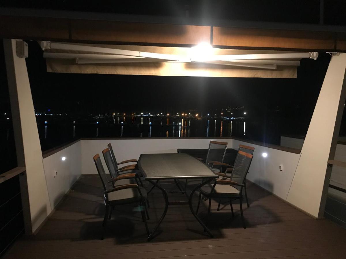 Floating House Varoni Πούλα Εξωτερικό φωτογραφία