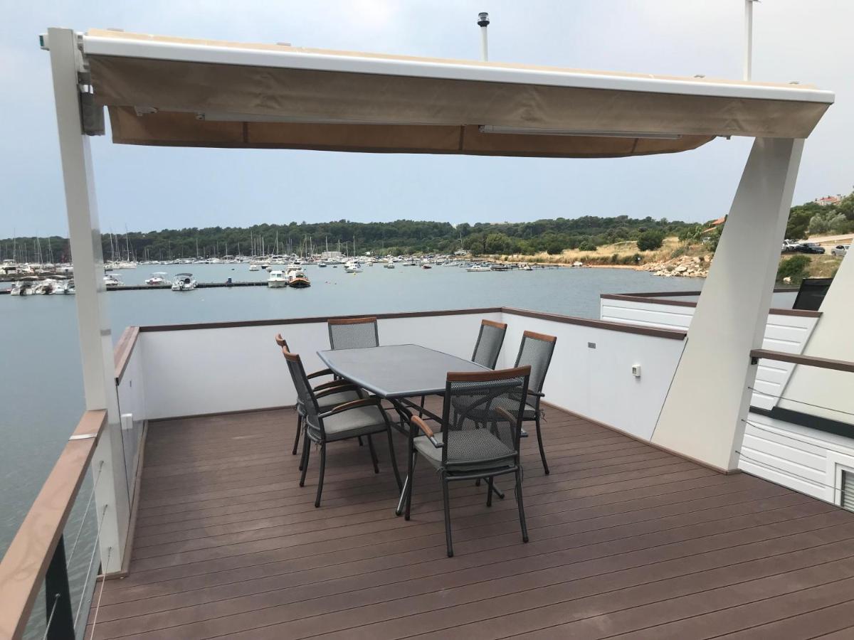 Floating House Varoni Πούλα Εξωτερικό φωτογραφία