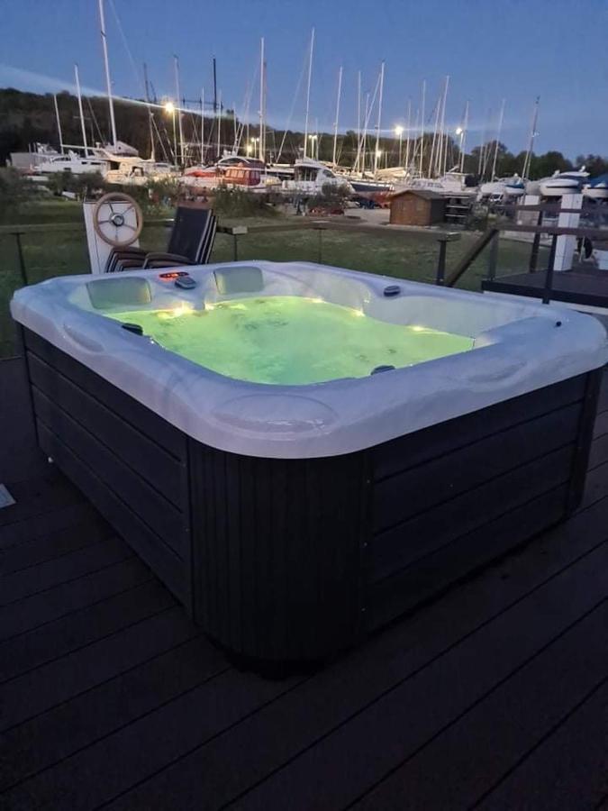 Floating House Varoni Πούλα Εξωτερικό φωτογραφία